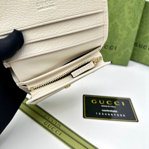 グッチ財布コピー着用イメージ